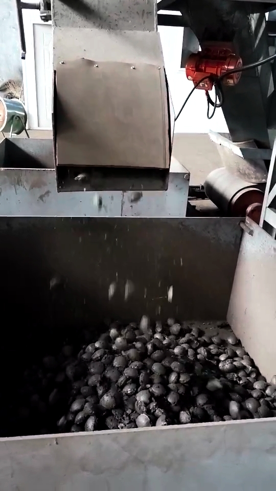 如何用粘合剂降低球团返矿率？